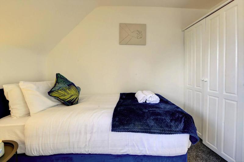 Luxurious 1 Bed flat Long stays welcome - image 29