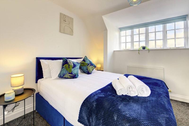 Luxurious 1 Bed flat Long stays welcome - image 27