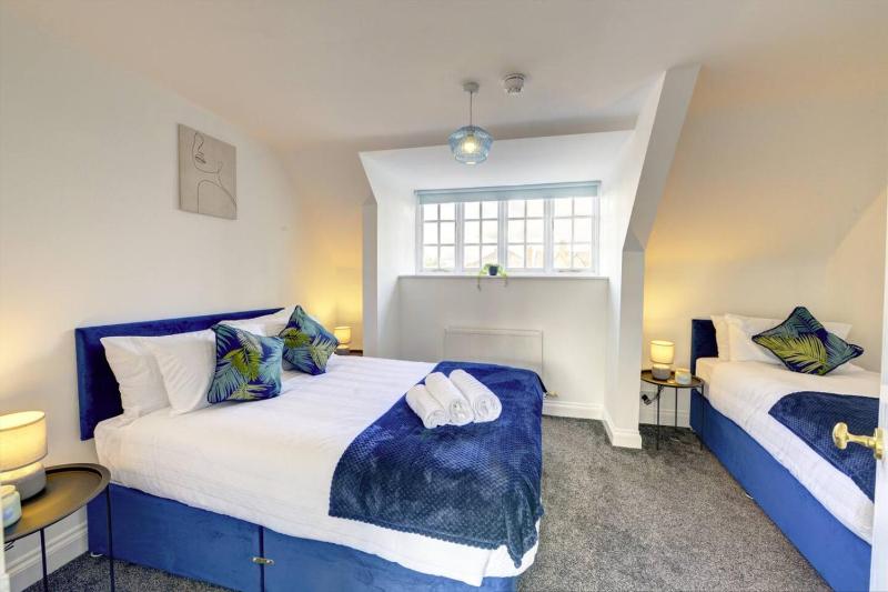 Luxurious 1 Bed flat Long stays welcome - image 22
