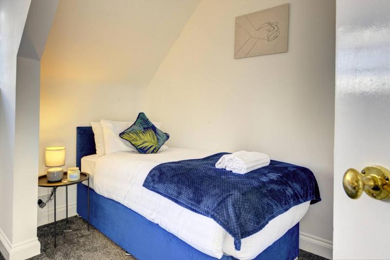 Luxurious 1 Bed flat Long stays welcome - image 24