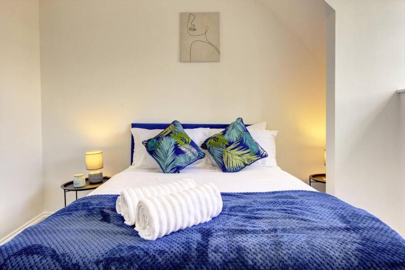 Luxurious 1 Bed flat Long stays welcome - image 14
