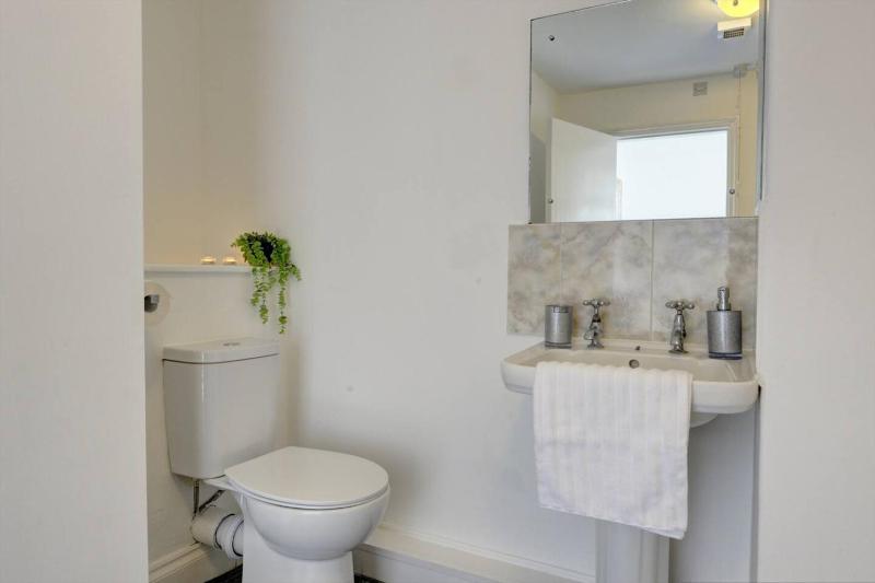 Luxurious 1 Bed flat Long stays welcome - image 13