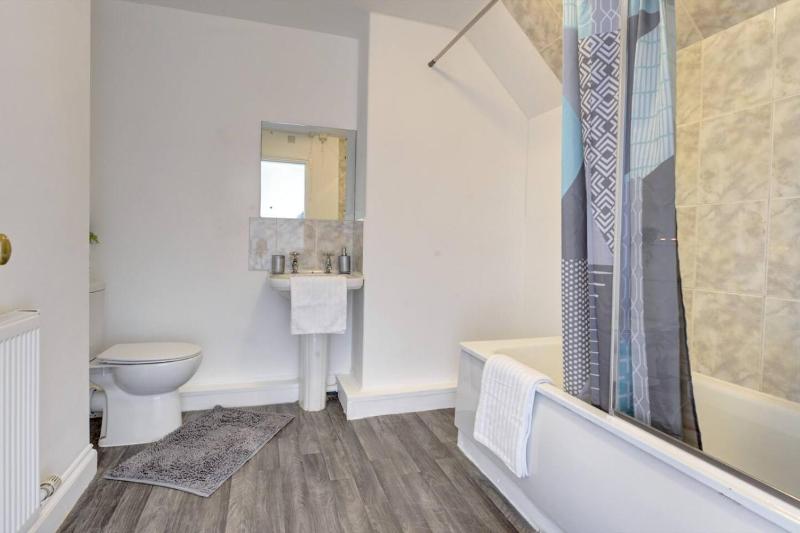 Luxurious 1 Bed flat Long stays welcome - image 23