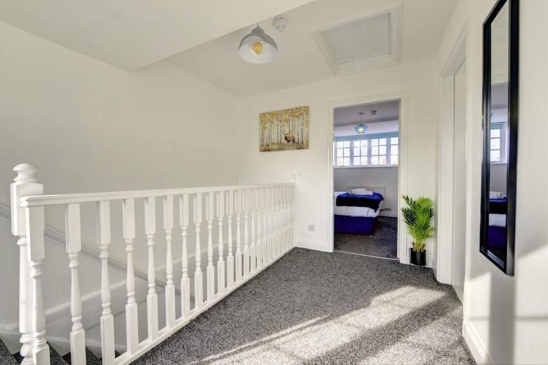 Luxurious 1 Bed flat Long stays welcome - image 11