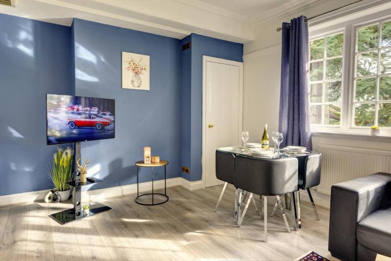 Luxurious 1 Bed flat Long stays welcome - image 3