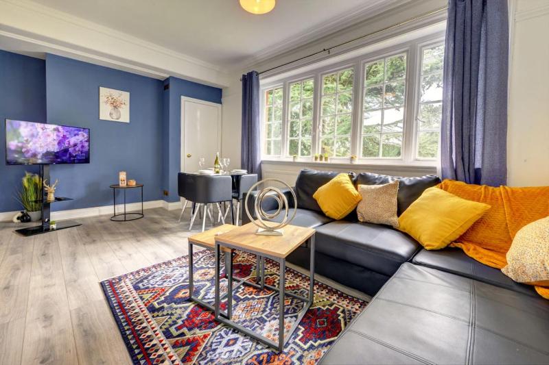 Luxurious 1 Bed flat Long stays welcome - image 5
