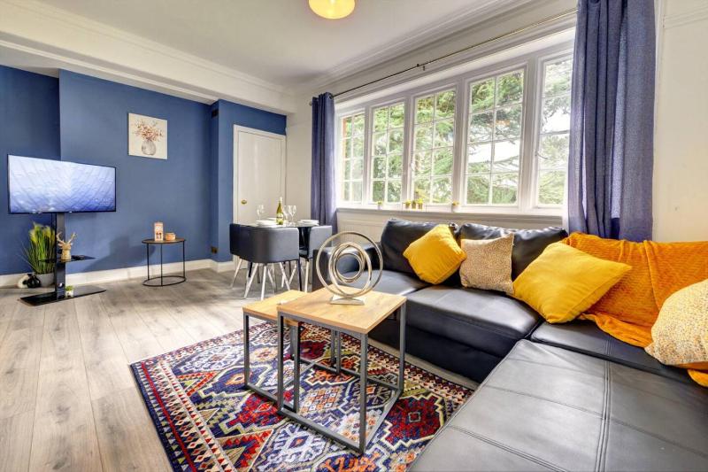 Luxurious 1 Bed flat Long stays welcome - image 19