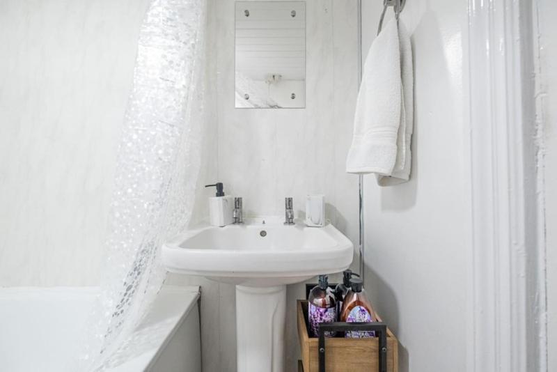 Long term Luxurious 1 bed flat - image 9