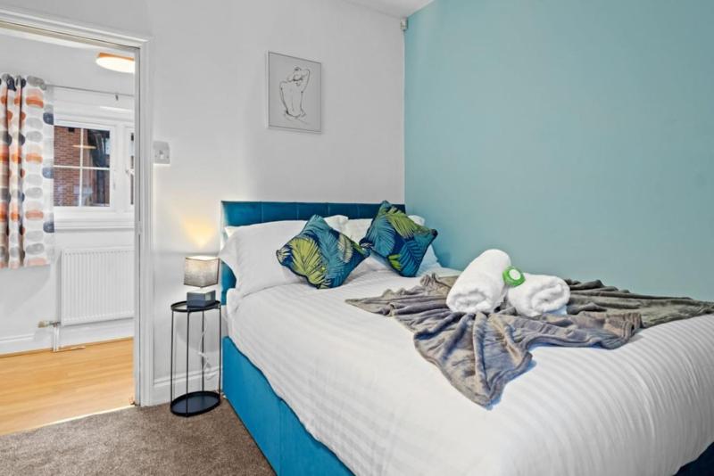 Long term Luxurious 1 bed flat - image 27