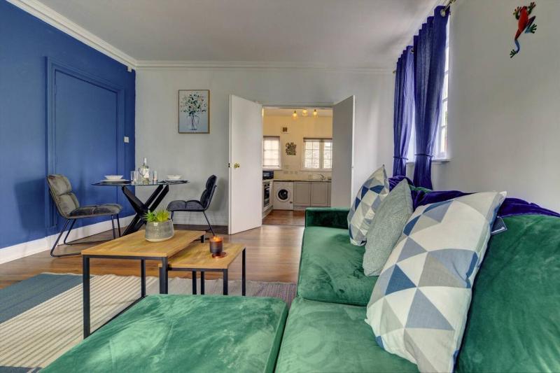 Spacious 1 bedroom welcomes contractor long stays - image 1