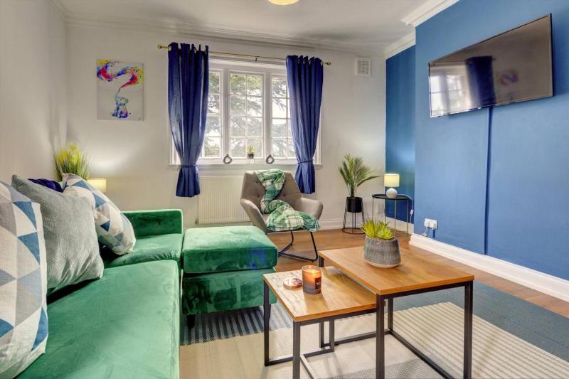 Spacious 1 bedroom welcomes contractor long stays - image 32