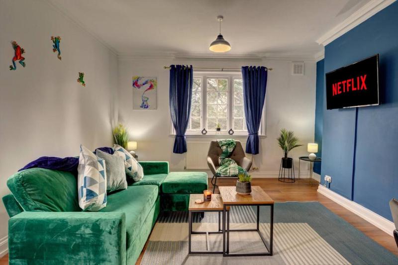 Spacious 1 bedroom welcomes contractor long stays - image 13
