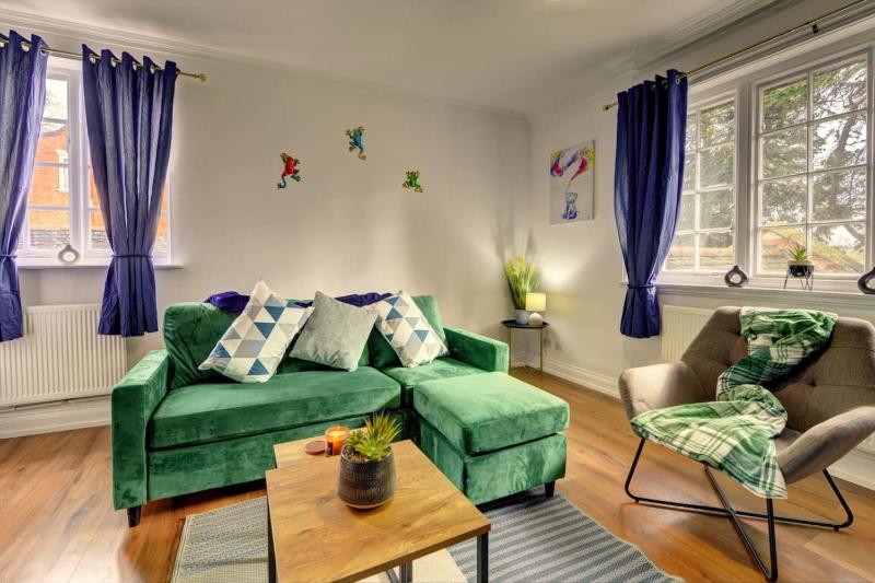 Spacious 1 bedroom welcomes contractor long stays - image 21
