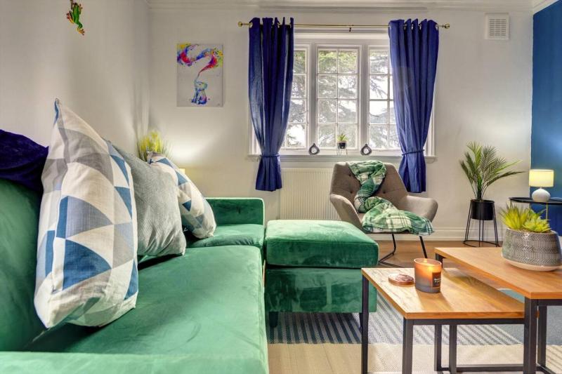Spacious 1 bedroom welcomes contractor long stays - image 31