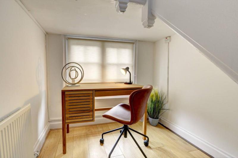 Spacious 1 bedroom welcomes contractor long stays - image 3