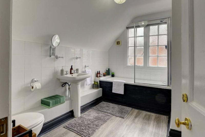 Spacious 1 bedroom welcomes contractor long stays - image 9