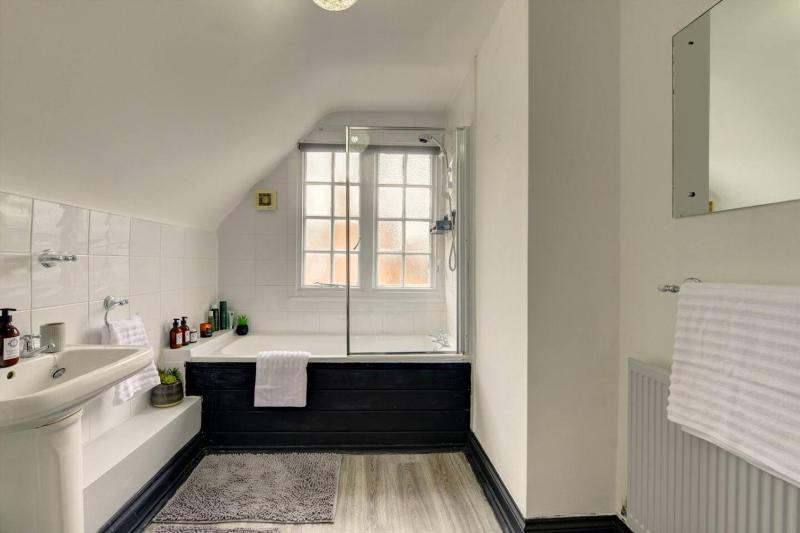 Spacious 1 bedroom welcomes contractor long stays - image 18