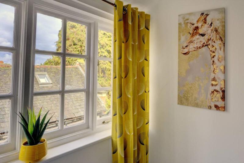 Spacious 1 bedroom welcomes contractor long stays - image 11
