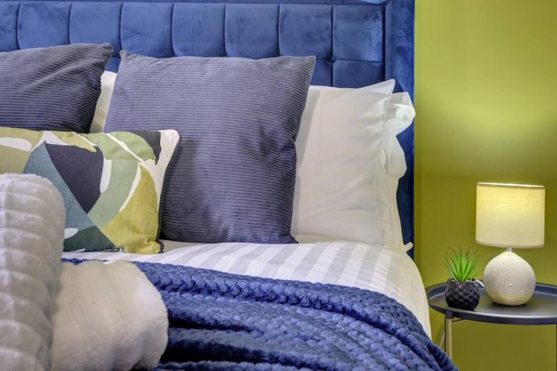 Spacious 1 bedroom welcomes contractor long stays - image 35