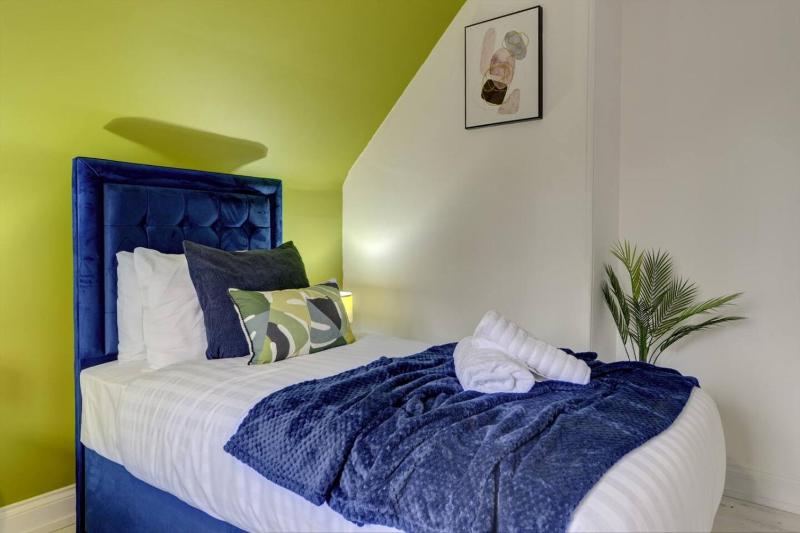 Spacious 1 bedroom welcomes contractor long stays - image 28