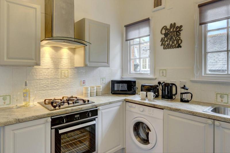 Spacious 1 bedroom welcomes contractor long stays - image 14