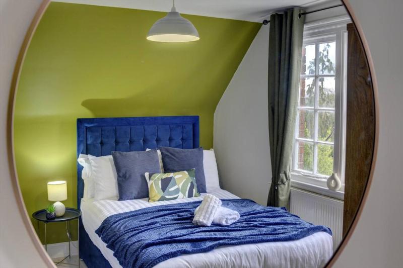 Spacious 1 bedroom welcomes contractor long stays - image 38