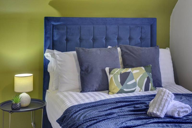 Spacious 1 bedroom welcomes contractor long stays - image 24