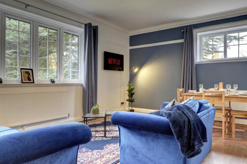 Luxurious 2 bedroom flat - image 36