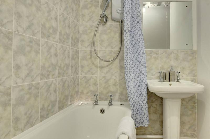 Luxurious 2 bedroom flat - image 28