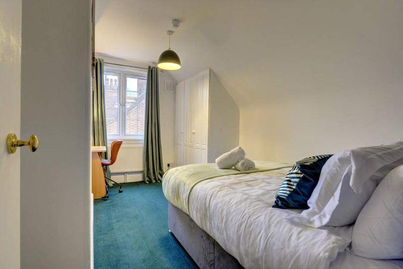 Luxurious 2 bedroom flat - image 15