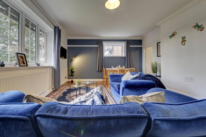 Luxurious 2 bedroom flat - image 7