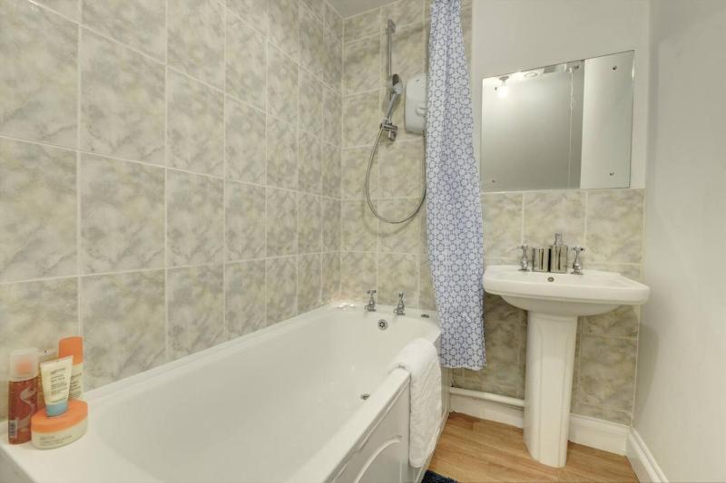 Luxurious 2 bedroom flat - image 13