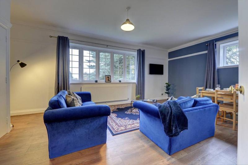 Luxurious 2 bedroom flat - image 35