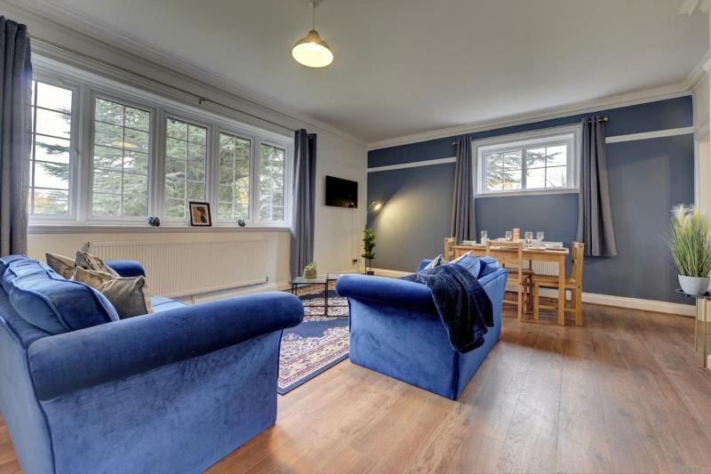 Luxurious 2 bedroom flat - image 4