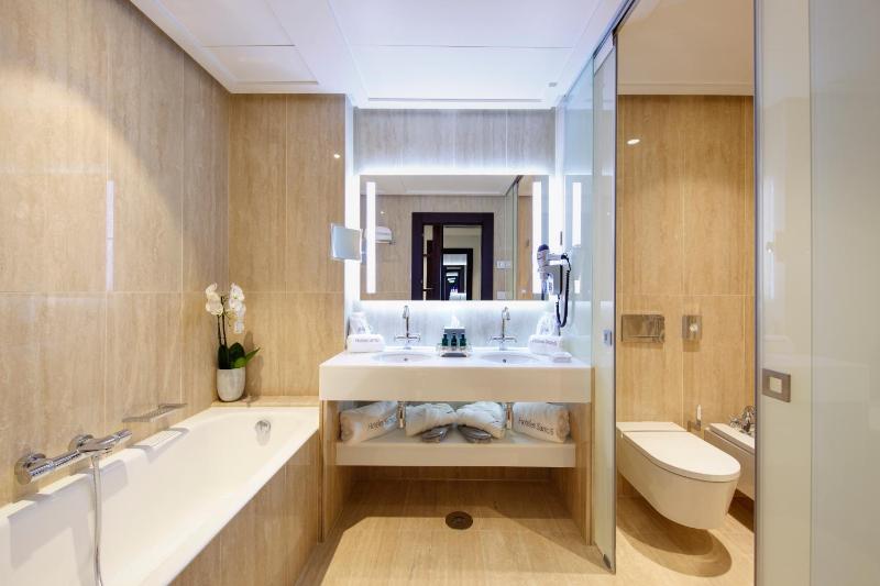 Deluxe Double or Twin Room image 3