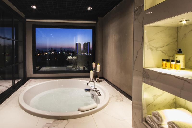 Jacuzzi Suite image 2