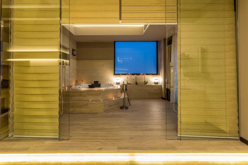Wellness Suite with Spa Bath and Lake View  image 2