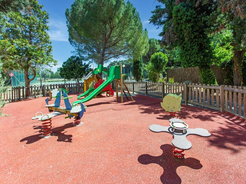 Holiday Home in Arles with Pool & Terrace - image 8