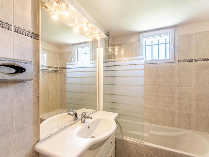 Holiday Home in Arles with Pool & Terrace - image 31