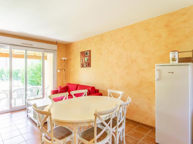 Holiday Home in Arles with Pool & Terrace - image 11