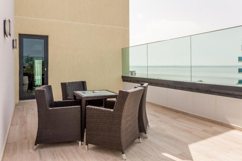 Deluxe Double Room with Terrace image 3