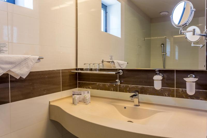 Superior Double Room with Spa Bath and Street View without Balcony image 3
