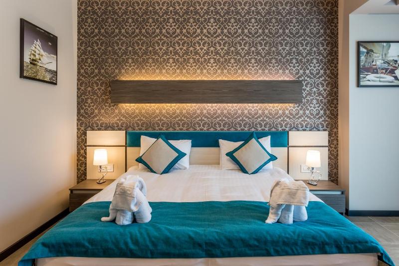 Superior Double Room with Spa Bath and Street View without Balcony image 2
