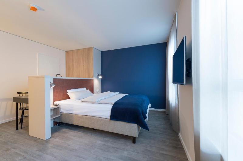Queen Room - Disability Access image 2