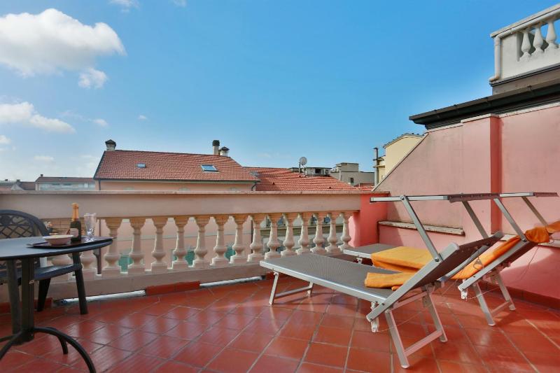 Double or Twin Room with Balcony image 4