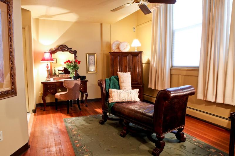Queen Suite with Spa Bath image 2