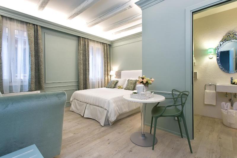 Deluxe Triple Room image 3