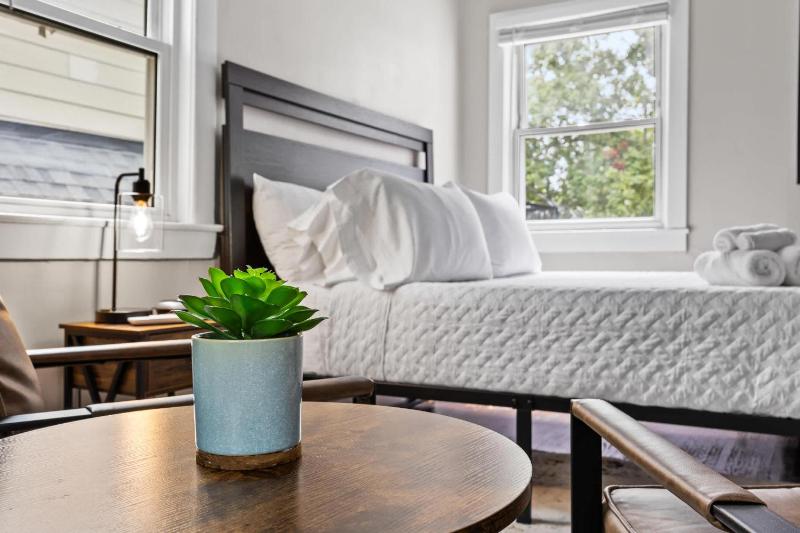 Cozy Studio Retreat in the Heart of the Highlands - image 13