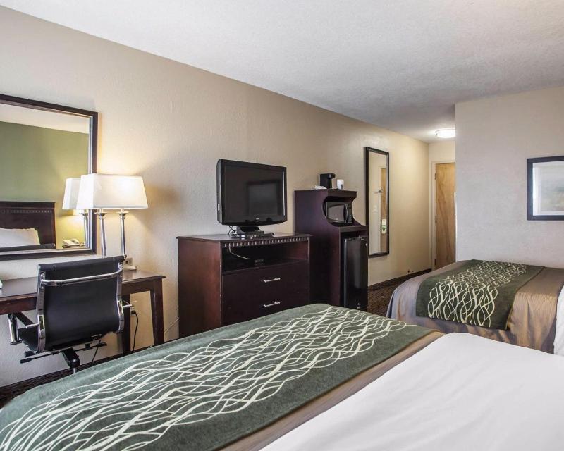 Queen Room with Two Queen Beds - Non-Smoking image 2