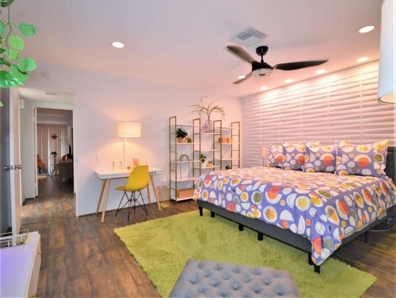 Midtown Mid-Century Hideaway - image 9